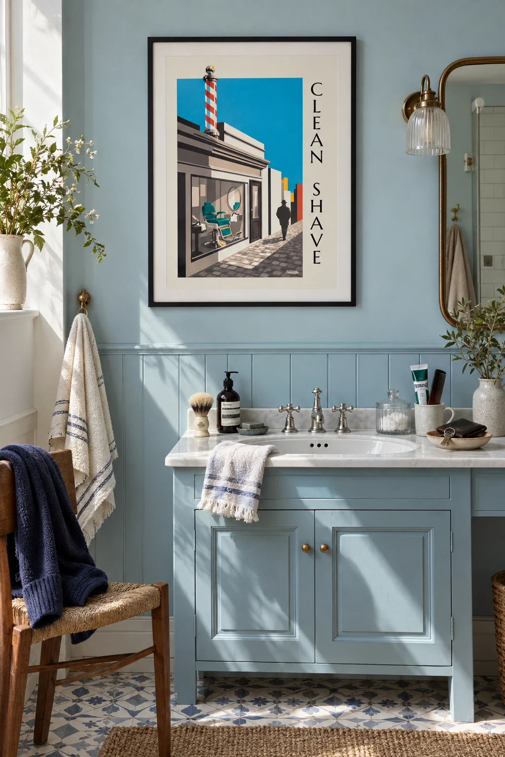 Badezimmer: Poster Barbier-Fassade und gestreiftes Schild an einer Kopfsteinpflasterstraße im Raum