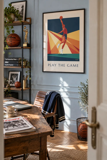 Poster Basketballspieler beim Dunk vor einem Strahlenhintergrund: gerahmt an der Wand