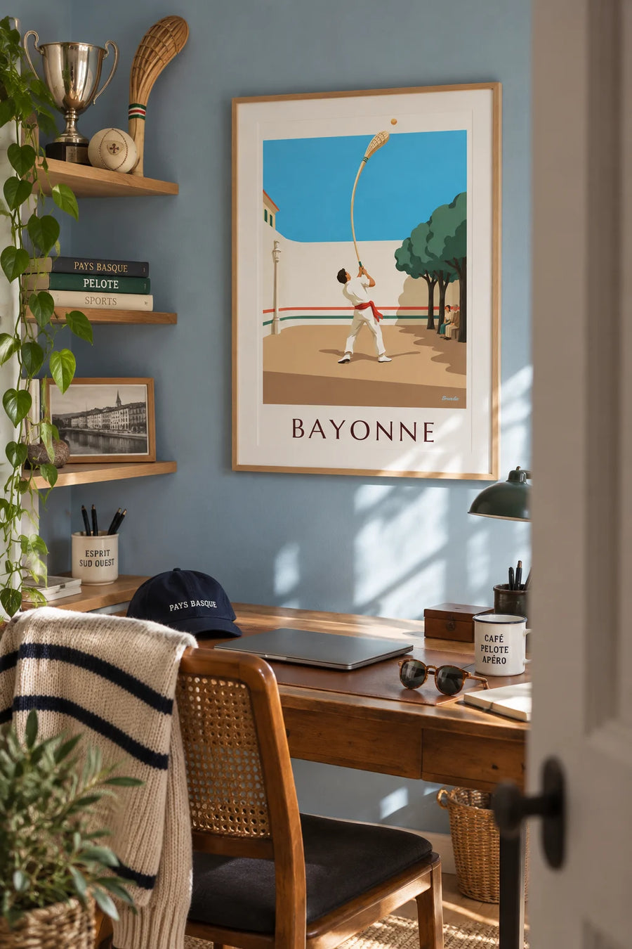 Poster baskische Pelota mit Chistera vor dem Fronton von Bayonne: gerahmt an der Wand