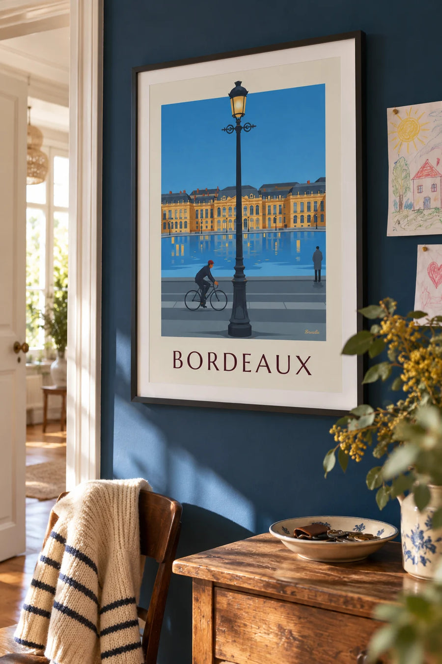 Poster Radfahrer vor dem Miroir d'eau in Bordeaux in der Dämmerung: gerahmt an der Wand