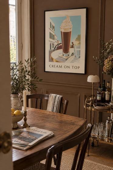 Affiche café viennois à la chantilly sur une table en marbre : encadrée au mur