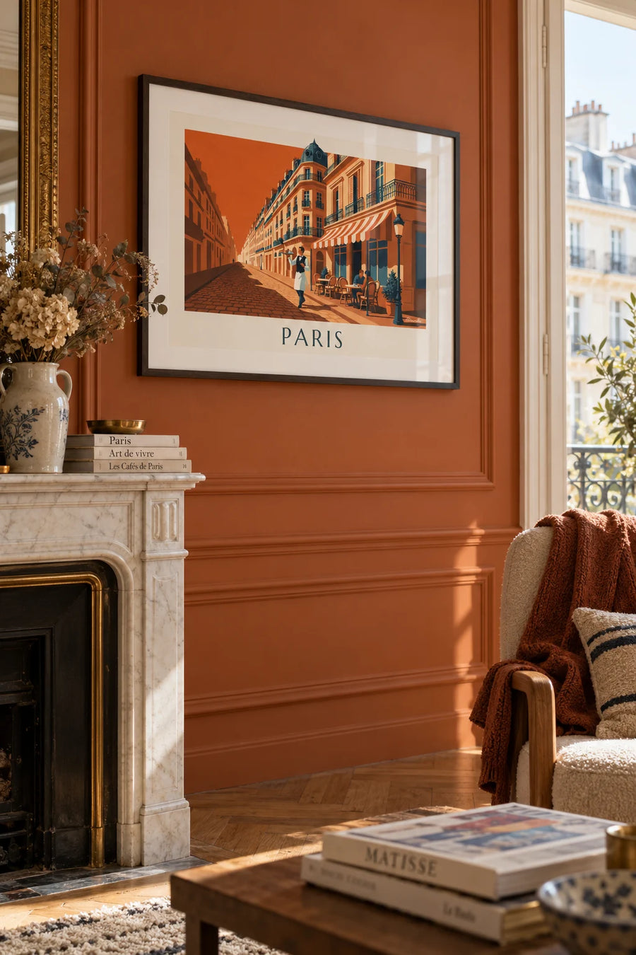 Poster Kellner mit Tablett auf einer Café-Terrasse in Paris: gerahmt an der Wand