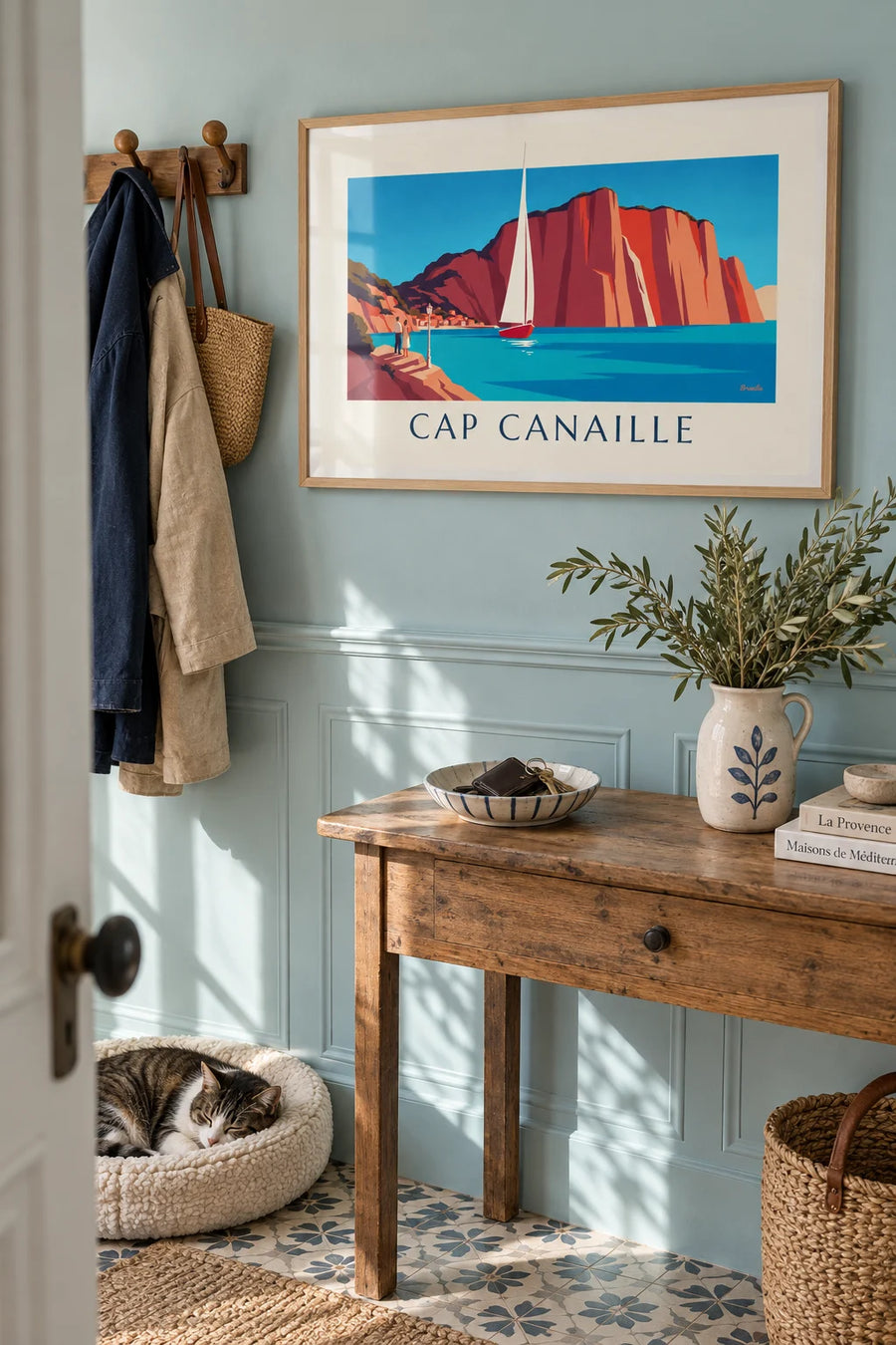 Poster Segelboot vor den roten Klippen des Cap Canaille: gerahmt an der Wand