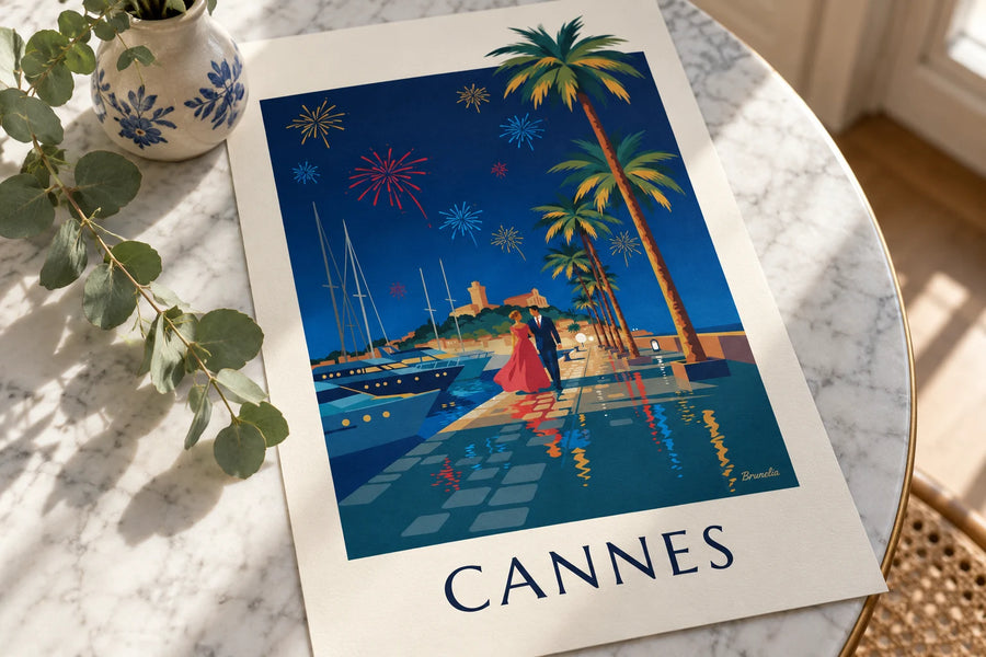 Affiche couple sous les palmiers de Cannes un soir de feu d'artifice : posée sur une table