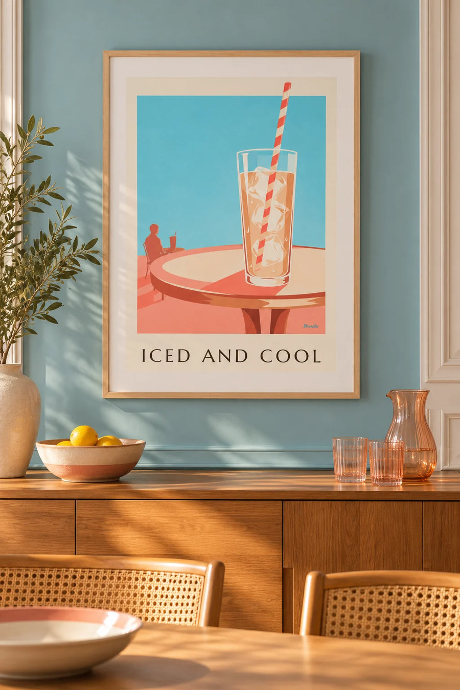 Affiche café glacé dans un grand verre en terrasse : encadrée au mur