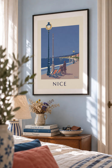 Affiche transats et réverbère face à la baie des Anges le soir : encadrée au mur