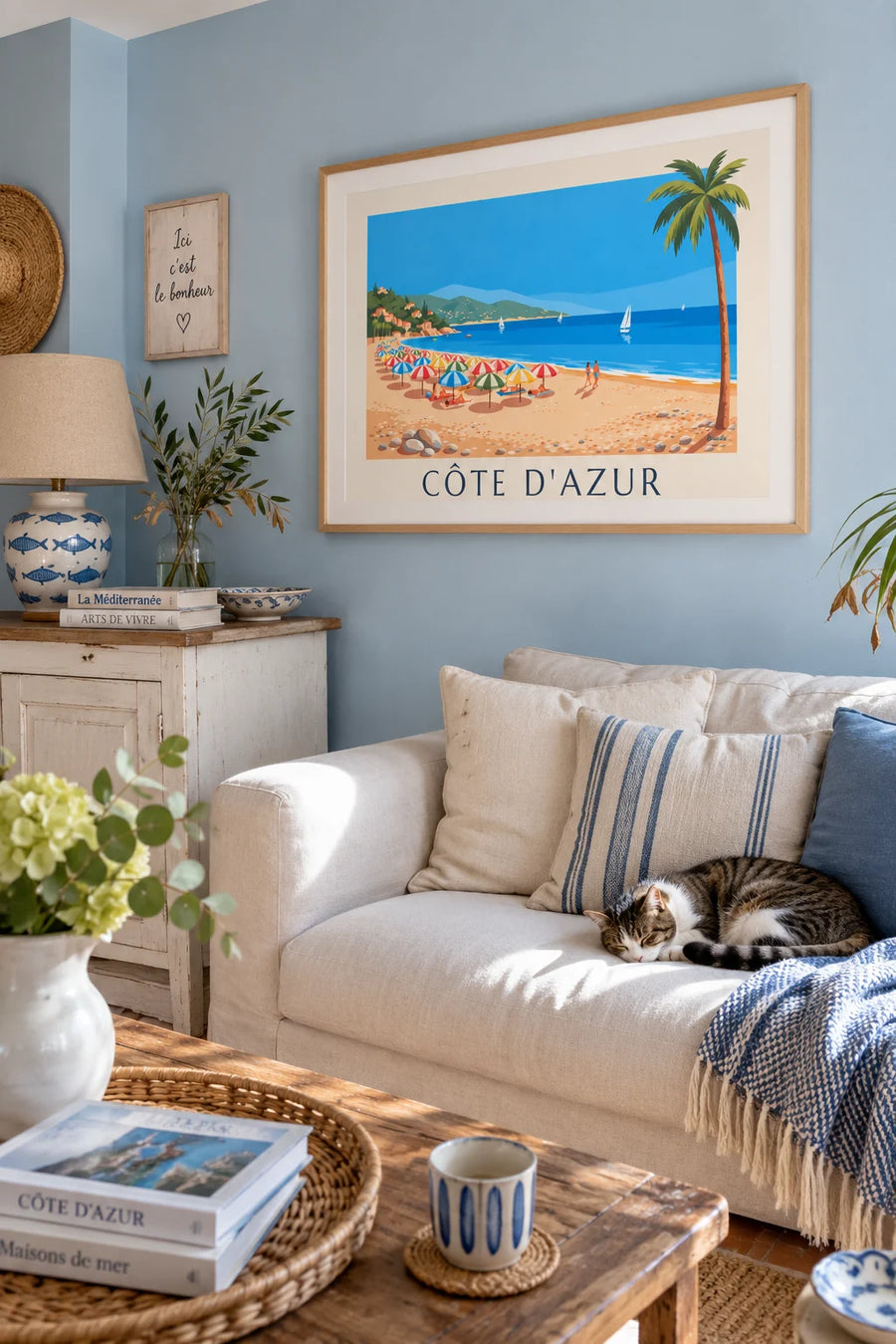 Poster bunte Sonnenschirme an einem Kieselstrand der Côte d'Azur: gerahmt an der Wand
