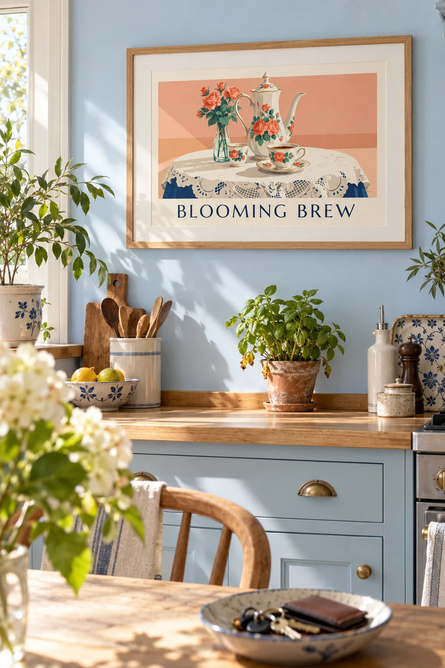 Poster Teekanne und Kaffeetasse aus Porzellan mit Blumenmuster: gerahmt an der Wand