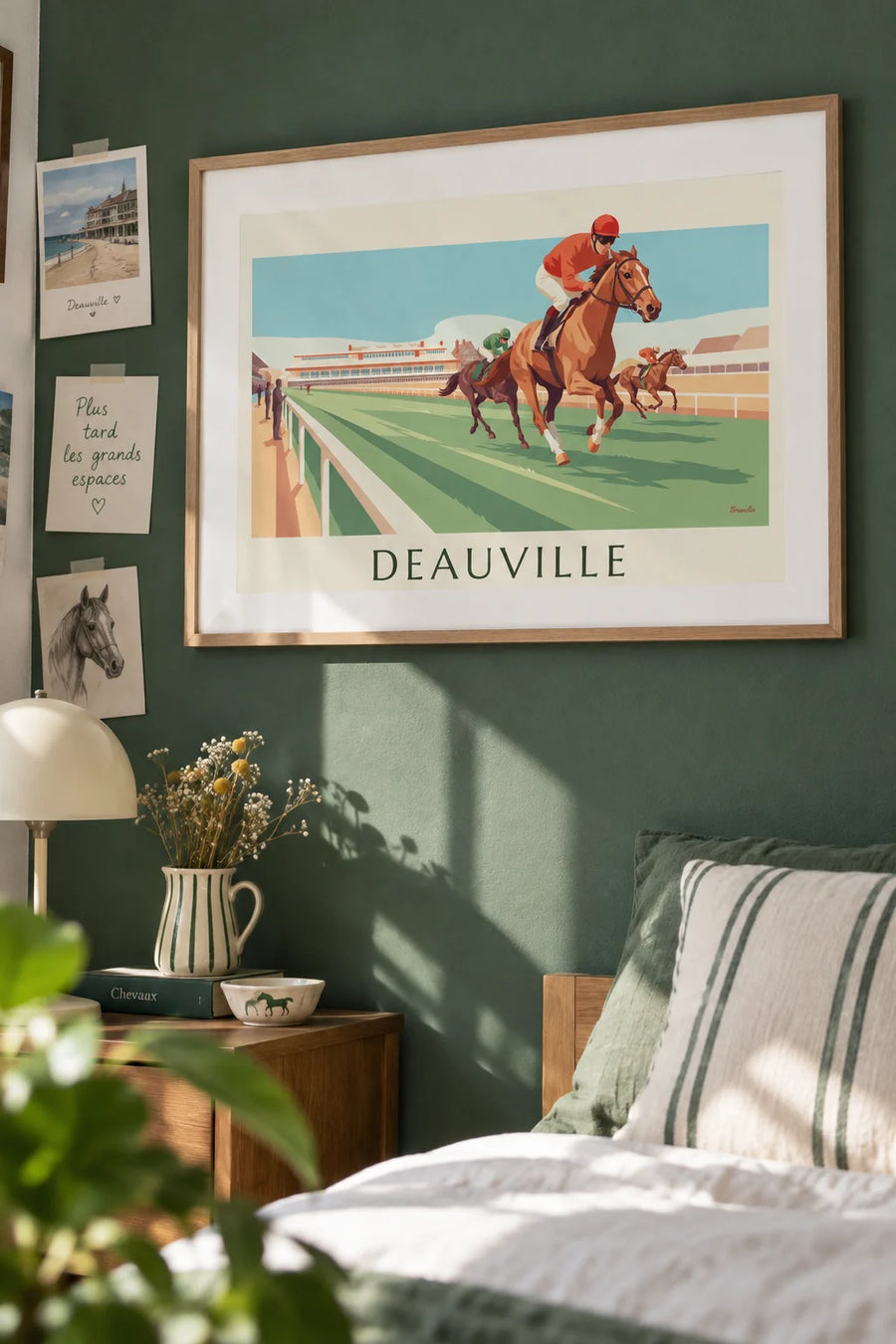 Poster Pferderennbahn von Deauville und galoppierende Pferde: gerahmt an der Wand