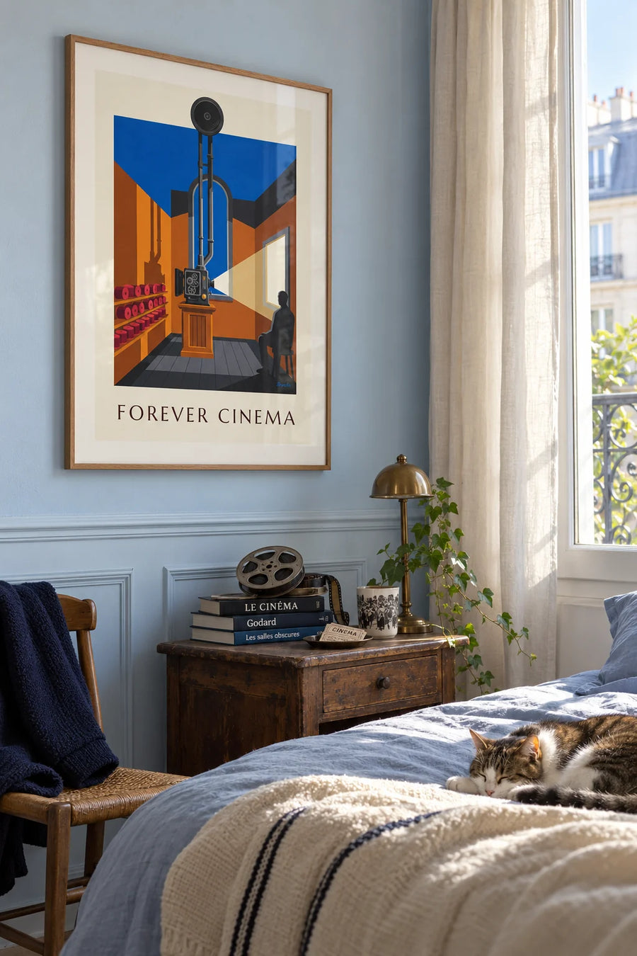 Poster mit Projektor und Filmrollen in einer Kinokabine: gerahmt an der Wand