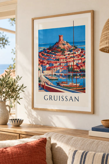 Affiche tour Barberousse de Gruissan au-dessus des toits et du port : encadrée au mur