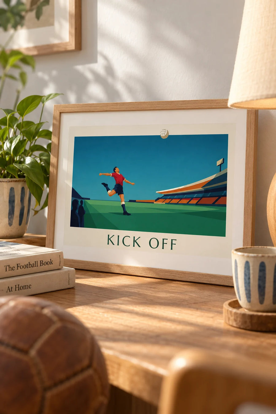 Affiche joueur de football frappant le ballon dans un stade : petit format A4 encadré