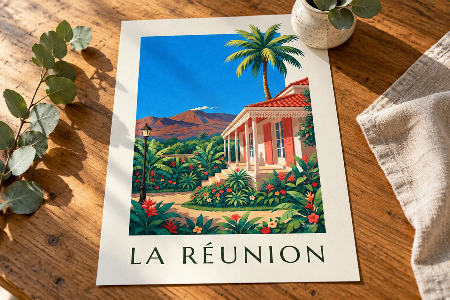 Affiche case créole et Piton de la Fournaise à La Réunion : posée sur une table