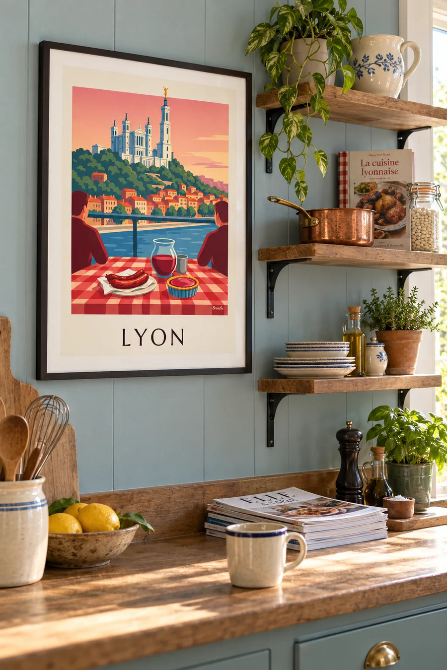 Affiche bouchon lyonnais face à la Saône et à Fourvière : encadrée au mur