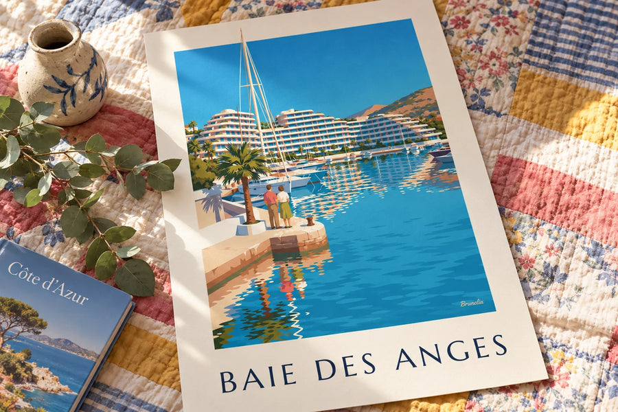 Poster Marina Baie des Anges in Villeneuve-Loubet: auf einem Tisch aufgestellt