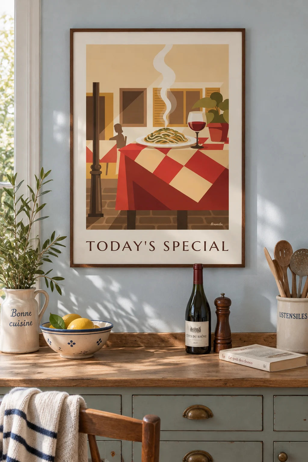 Mise en situation de Affiche table de terrasse avec spaghettis et verre de vin rouge