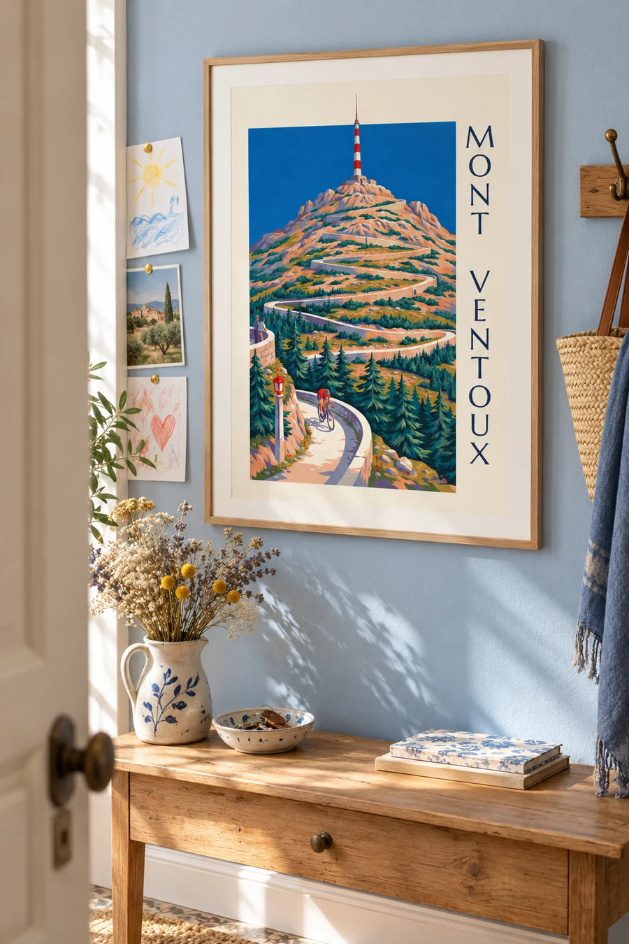 Poster mit Radfahrer in den Serpentinen des Mont Ventoux und dem Sendemast: gerahmt an der Wand