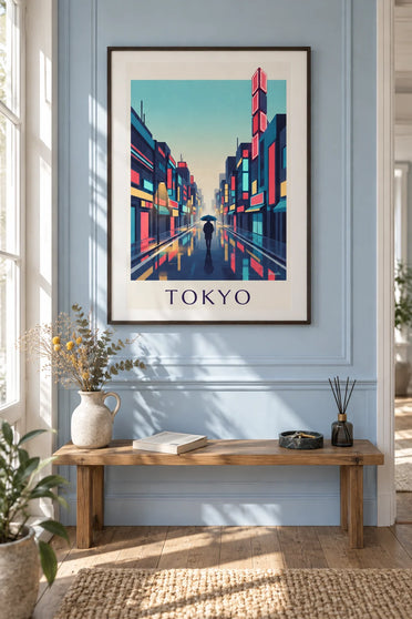 Poster mit regnerischer Nacht und Neonlichtern im Stadtviertel Shinjuku in Tokio: gerahmt an der Wand