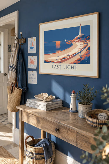 Poster Sonnenuntergang an einem Strand mit weißem Leuchtturm: gerahmt an der Wand