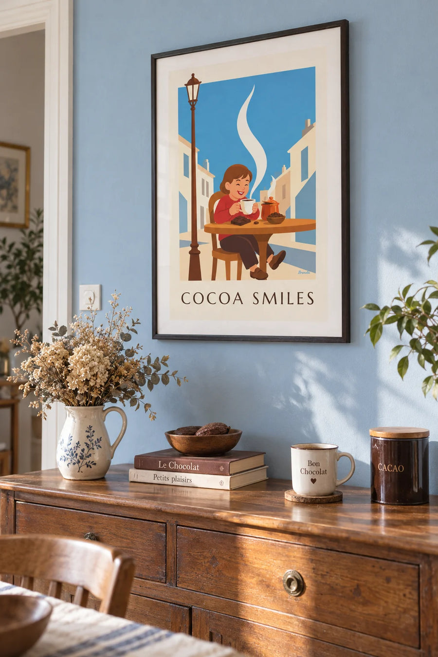 Poster lächelndes Kind und große Tasse heiße Schokolade: gerahmt an der Wand
