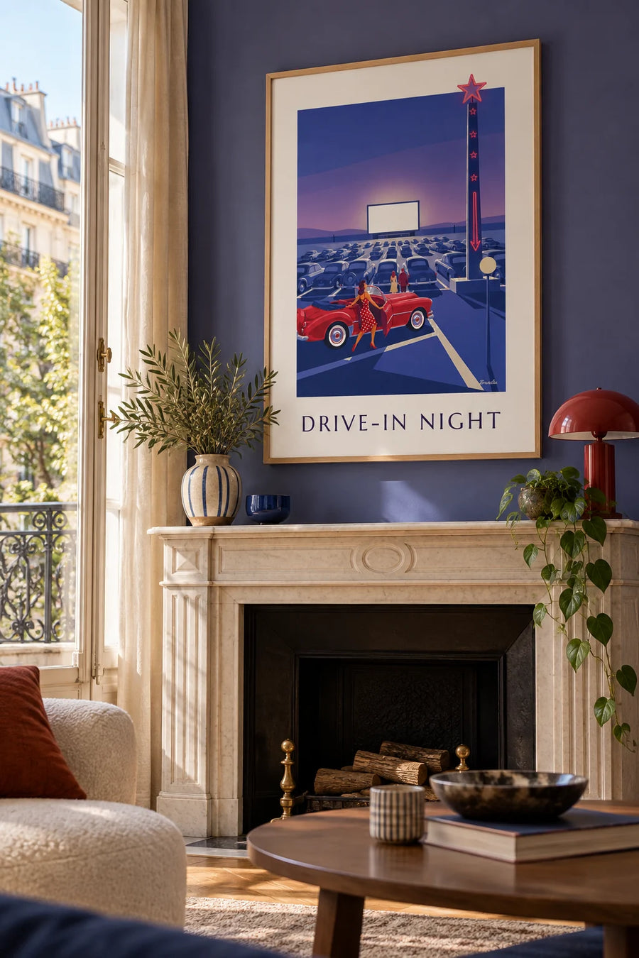 Affiche pin-up et cabriolet rouge au cinéma en plein air : encadrée au mur