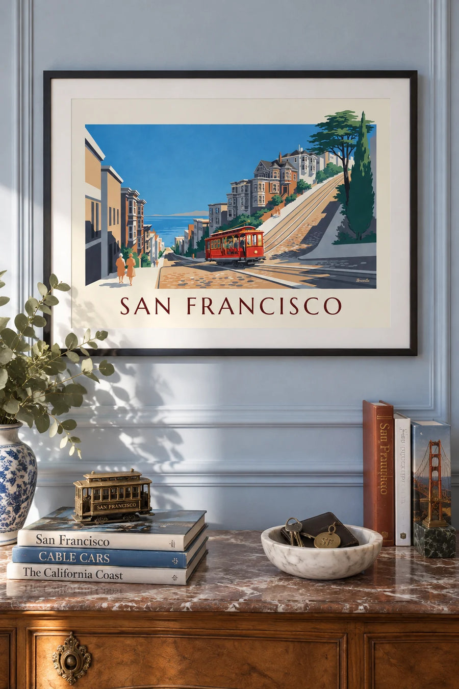 Poster Cable Car, die eine Straße in San Francisco hinauffährt: gerahmt an der Wand