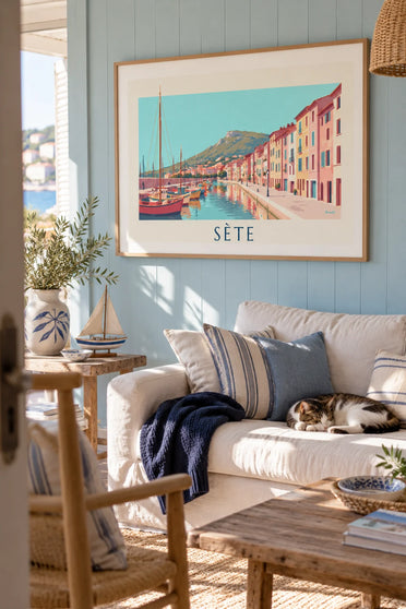 Poster Canal Royal in Sète und bunte Fischerboote: gerahmt an der Wand