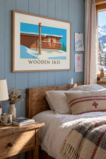 Affiche skis en bois et bâtons contre un chalet enneigé : encadrée au mur