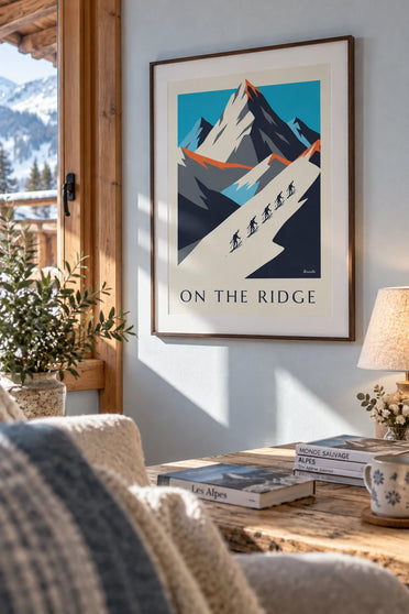 Poster mit Silhouetten von Skifahrern in einer Reihe auf einem verschneiten Grat: gerahmt an der Wand