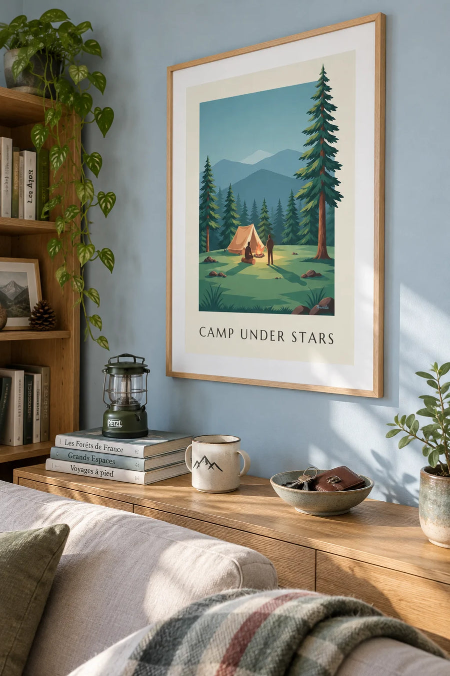 Poster Zelt und Lagerfeuer im Wald am Fuß der Berge: gerahmt an der Wand