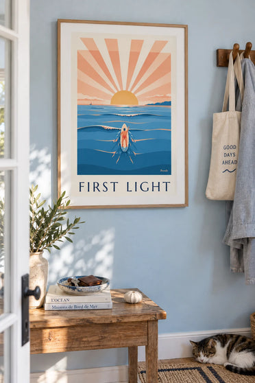 Poster mit Surfer, der bei Sonnenaufgang aufs offene Meer hinauspaddelt: gerahmt an der Wand