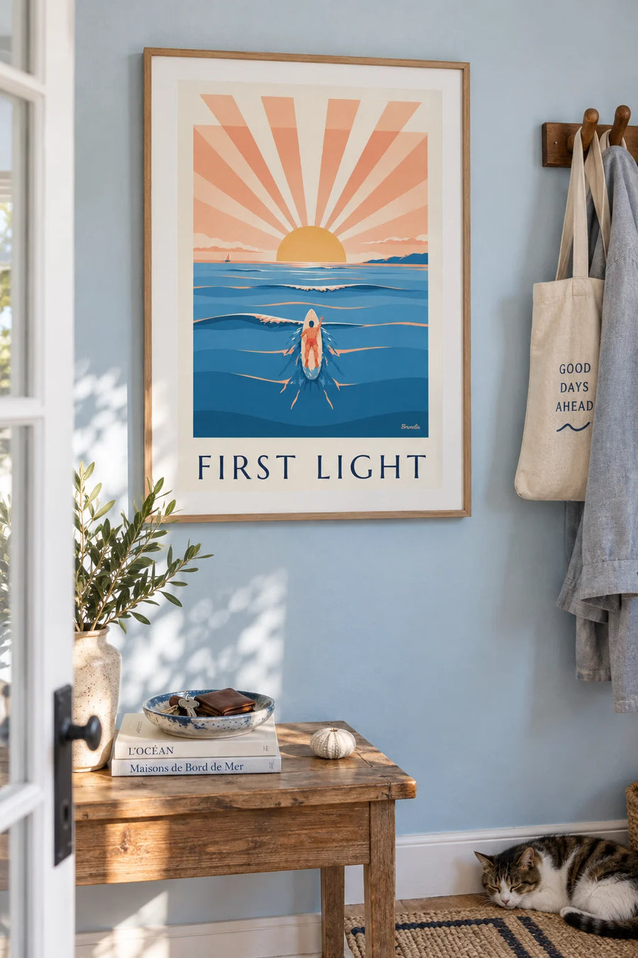 Poster mit Surfer, der bei Sonnenaufgang aufs offene Meer hinauspaddelt: gerahmt an der Wand