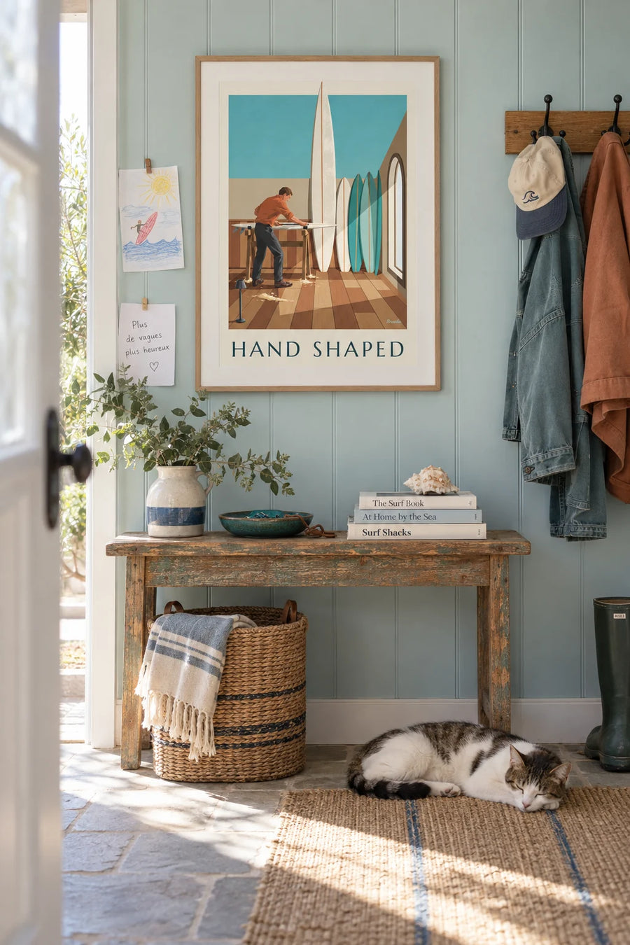 Poster Shaper beim Formen eines Surfboards in seiner Werkstatt: gerahmt an der Wand