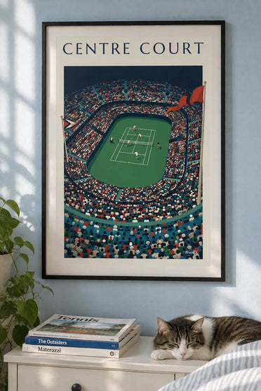 Poster mit internationalem Tennisturnier und überfüllten Tribünen: gerahmt an der Wand