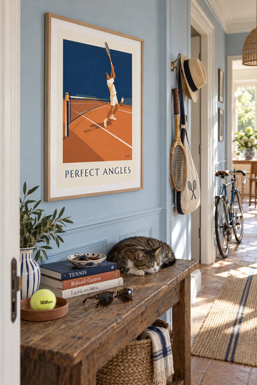 Poster Tennisspieler mit geometrischen Linien auf Sandplatz: gerahmt an der Wand