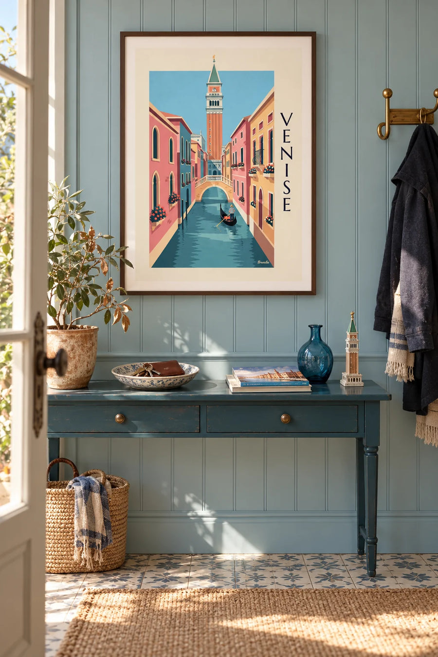 Poster Gondoliere auf einem kleinen Kanal unter dem Campanile von Venedig: gerahmt an der Wand