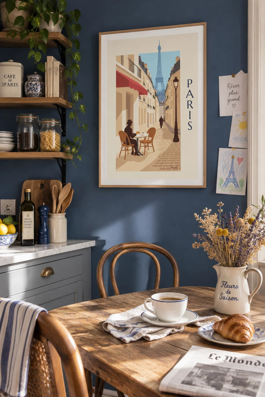 Poster Croissant und Kaffee auf einer Pariser Terrasse: gerahmt an der Wand