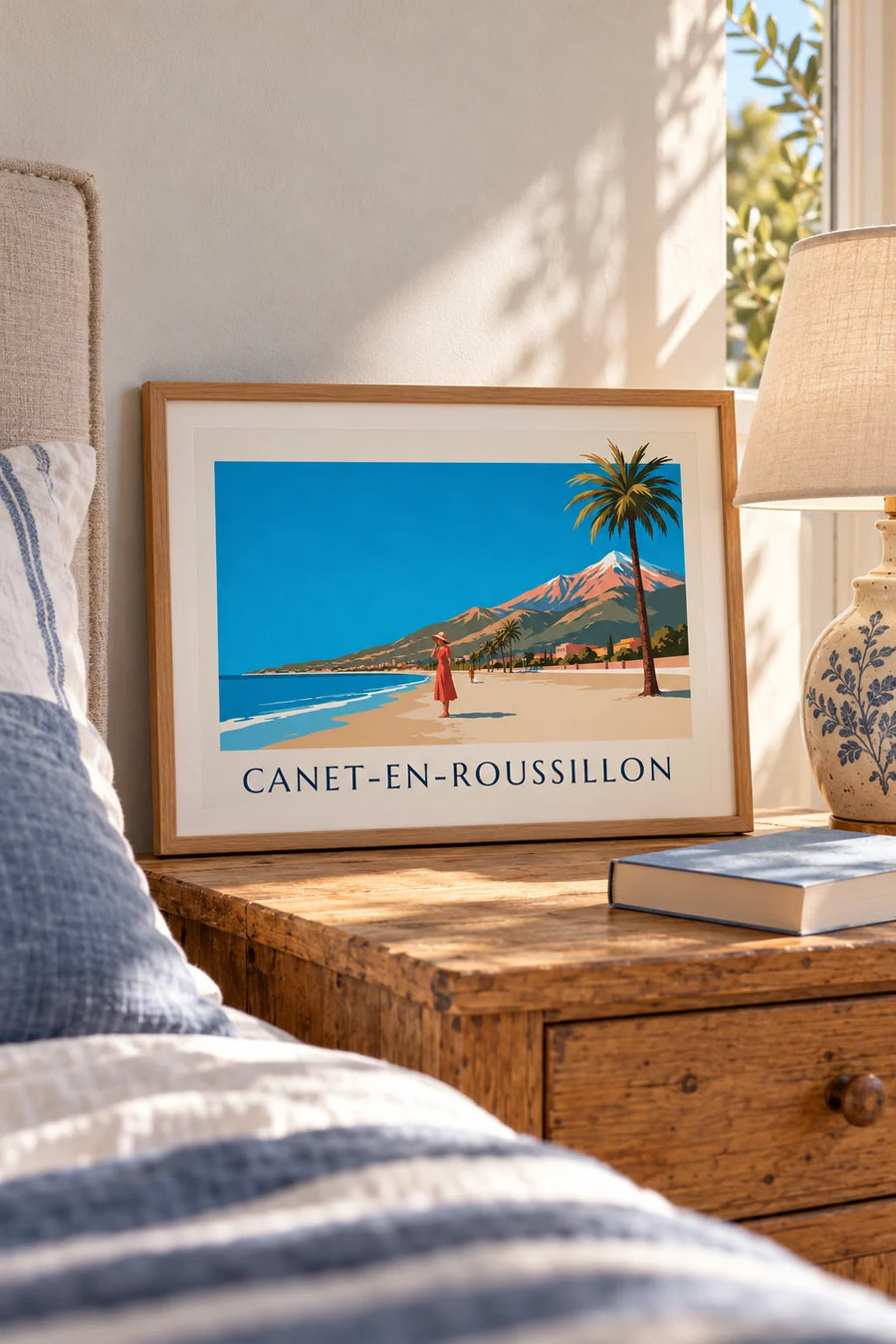 Affiche femme au bord de la mer à Canet-en-Roussillon : petit format A4 encadré