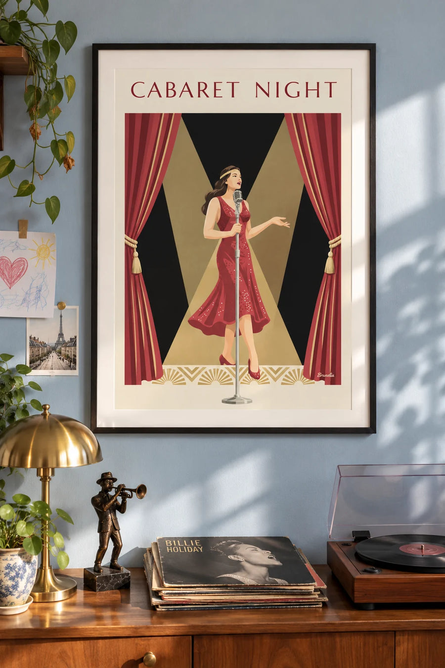Poster Sängerin im roten Paillettenkleid auf einer Kabarettbühne: gerahmt an der Wand