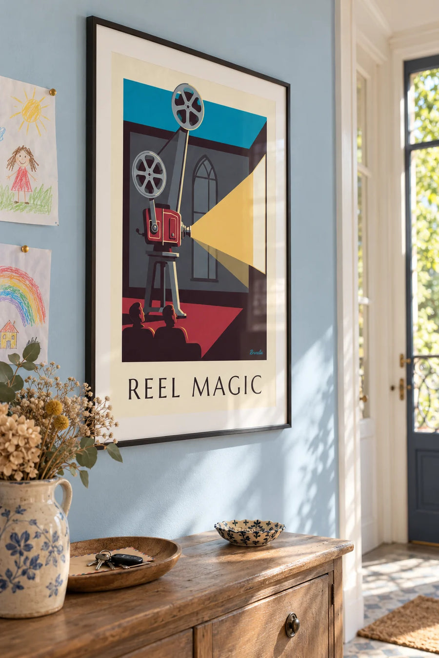 Poster Kinoprojektor mit Filmspulen im Vorführraum: gerahmt an der Wand