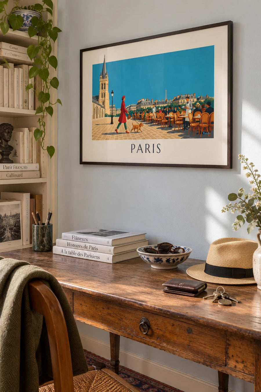 Poster Frau mit Hund auf dem Place Saint-Germain-des-Prés in Paris: gerahmt an der Wand