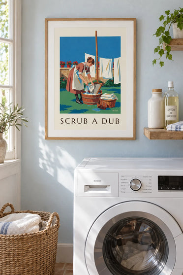 Poster Frau mit Waschbrett in einem sonnigen Hof: gerahmt an der Wand