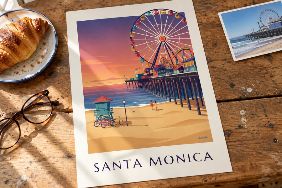 Poster mit dem Santa Monica Pier bei Sonnenuntergang: auf einem Tisch