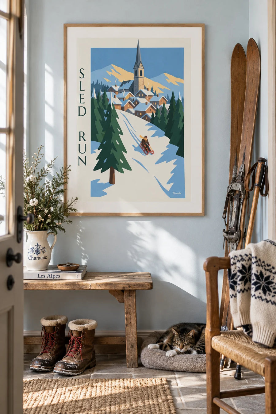 Poster Schlitten auf einer verschneiten Piste zwischen Tannen: gerahmt an der Wand