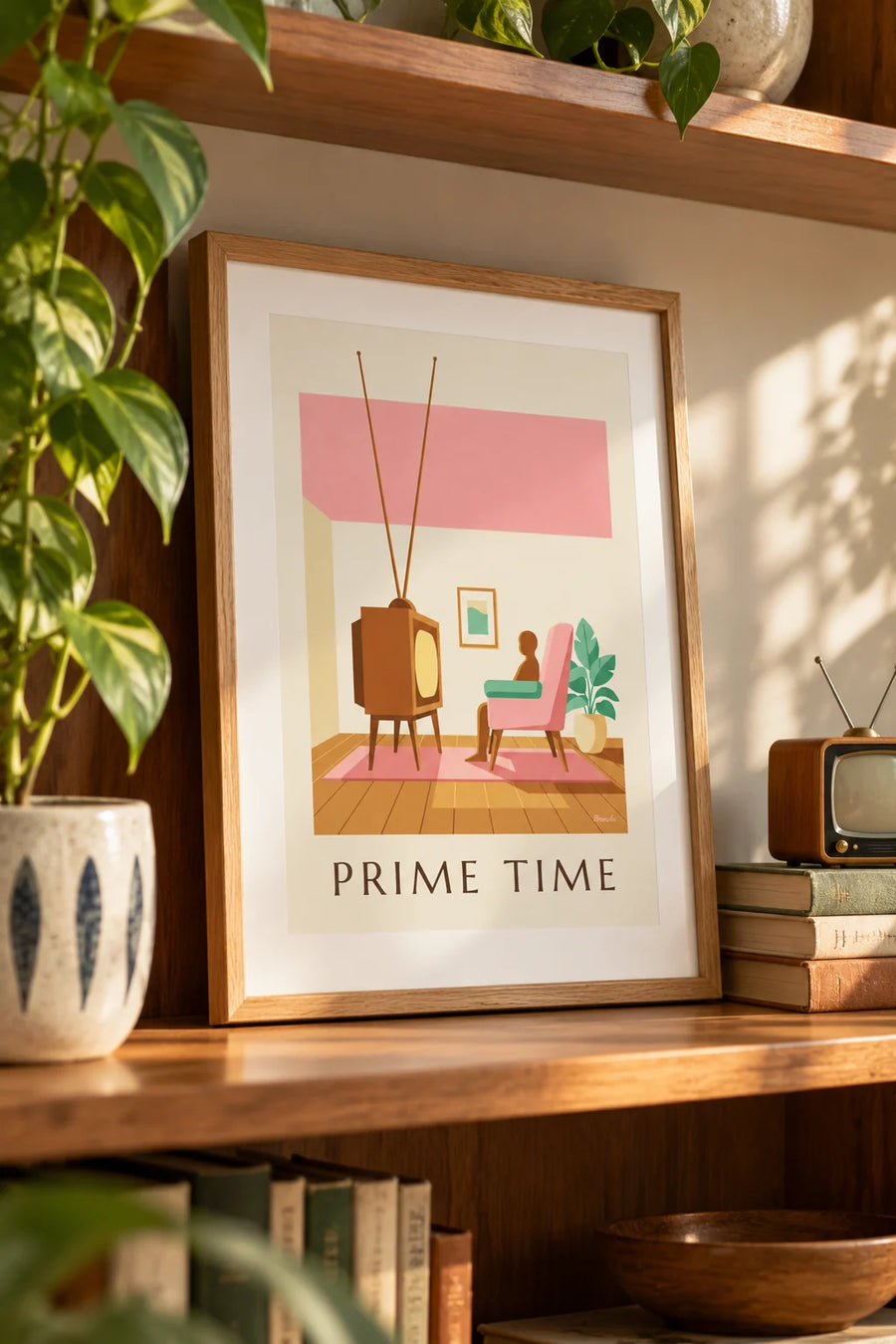 Affiche téléviseur à tube en bois dans un salon pastel : petit format A4 encadré