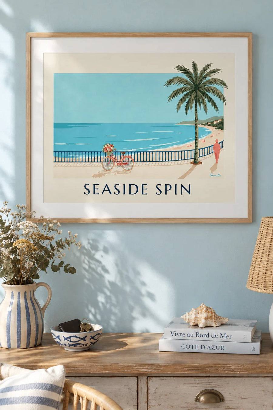 Poster Fahrrad mit Blumenkorb auf einer Strandpromenade: gerahmt an der Wand