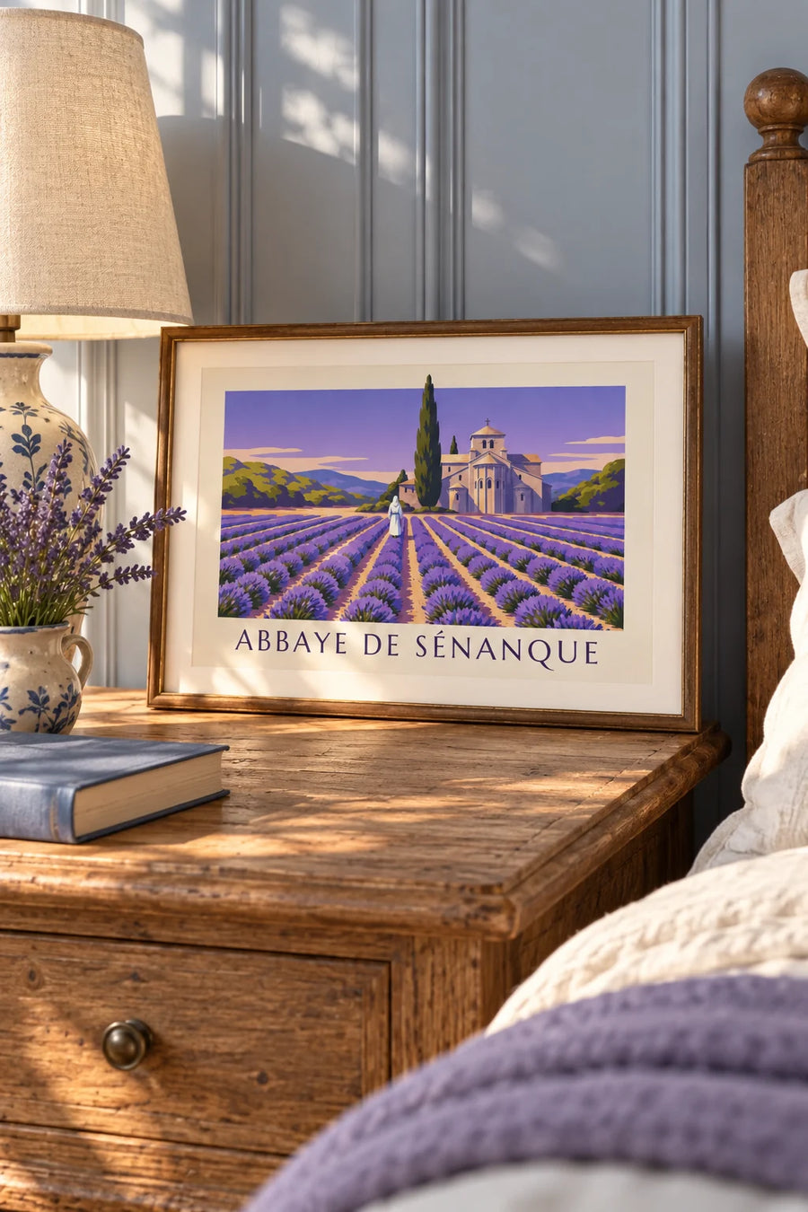 Affiche moine marchant dans la lavande de l'abbaye de Sénanque : petit format A4 encadré