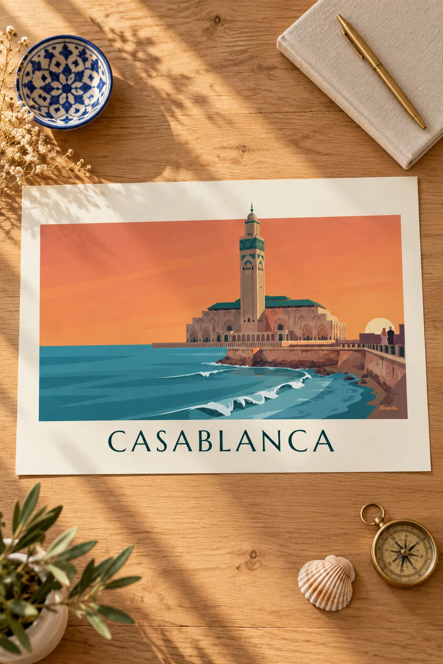 Poster Hassan-II-Moschee am Ozean bei Sonnenuntergang: auf einem Tisch