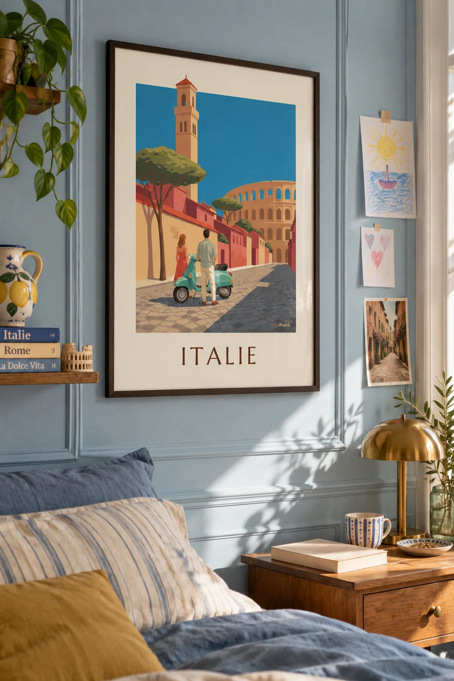 Poster Paar und wasserblauer Motorroller vor dem Kolosseum in Rom: gerahmt an der Wand